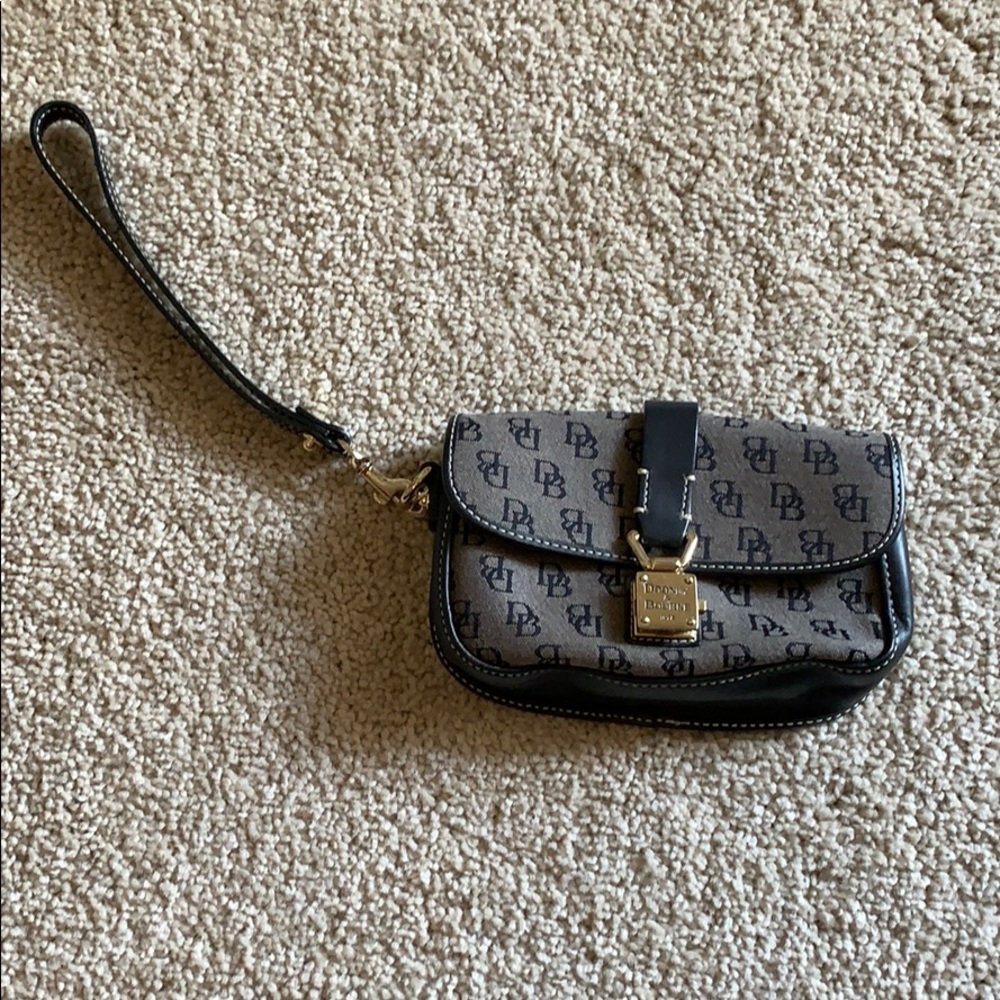 Wristlet dooney& bourke